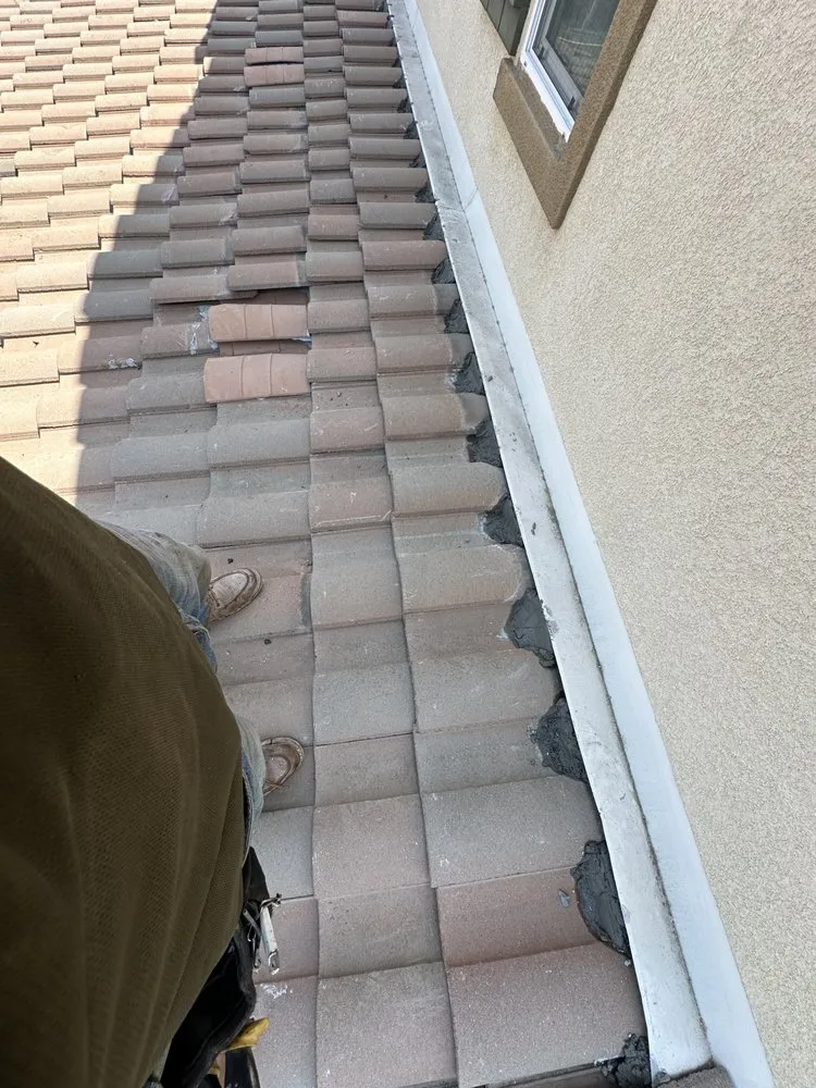 Slide of Del Toro Roofing