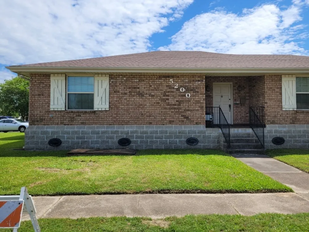 Slide of Del's & Son Roofing