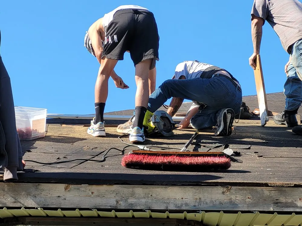 Slide of Del's & Son Roofing