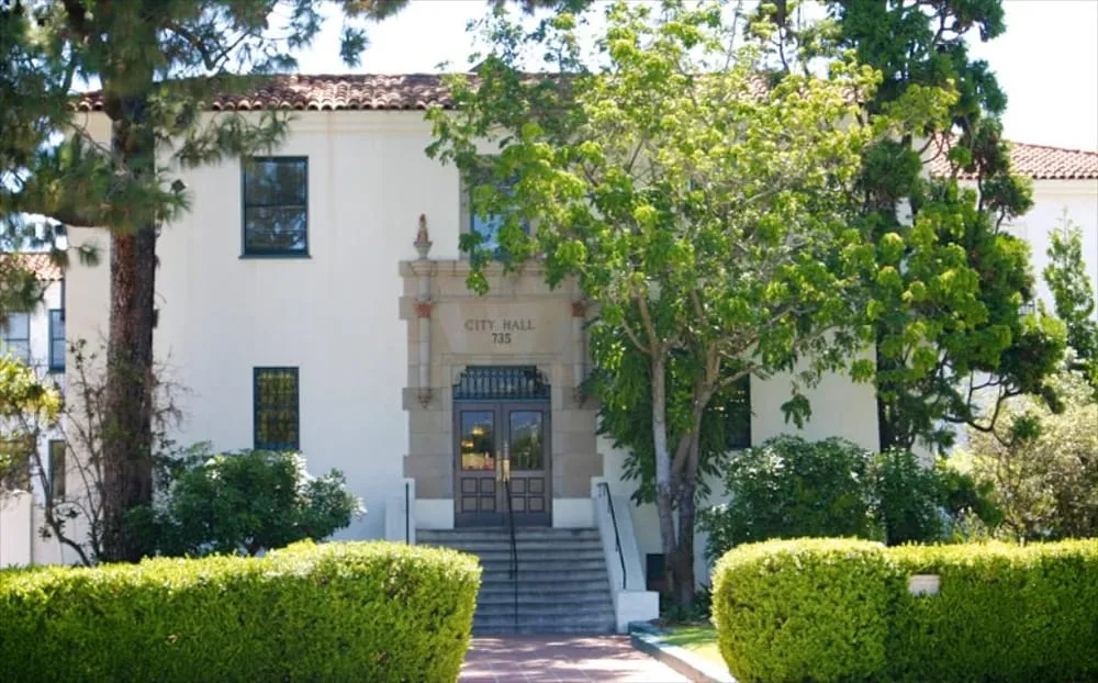 Slide of Derrick's Roofing