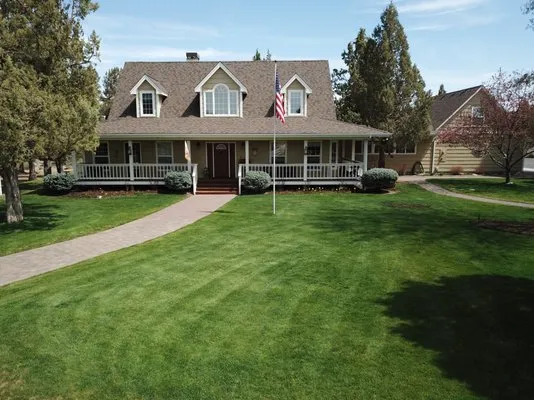 Deschutes Roofing Logo