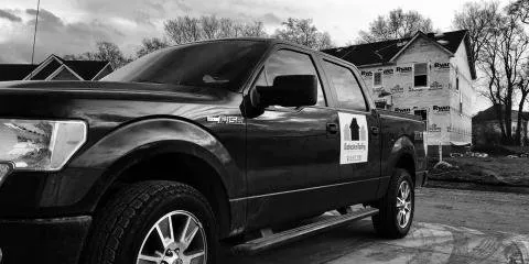 Distinctive Roofing Logo