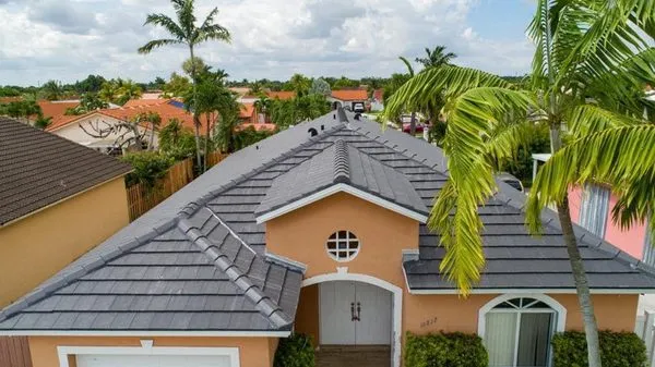 DM Roofing Company Logo