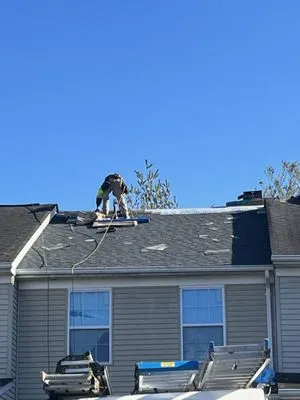 DryHome Roofing & Siding Logo