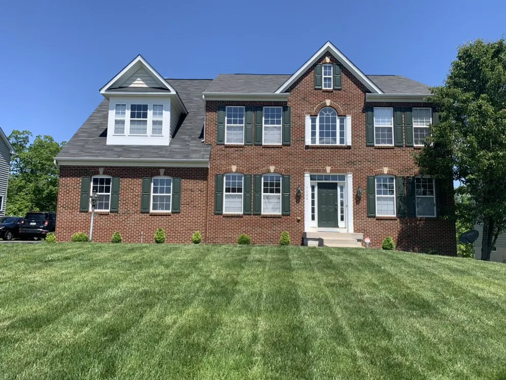 Slide of D&V Roofing