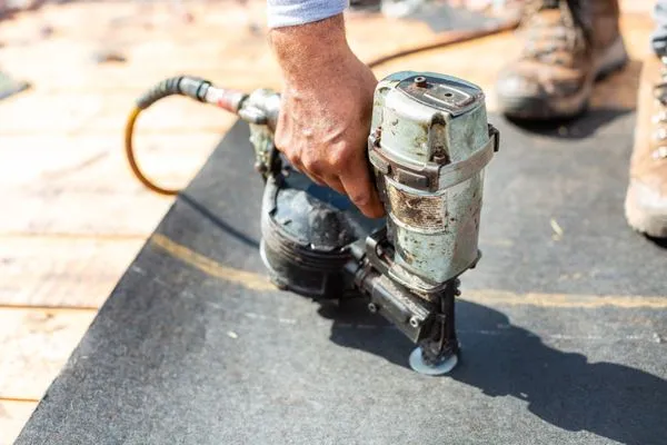 EC Roofing & Siding Logo