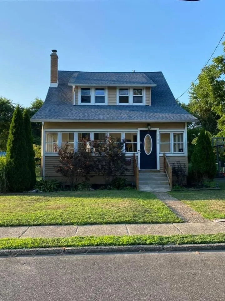 Slide of Ed's Roofing & Siding