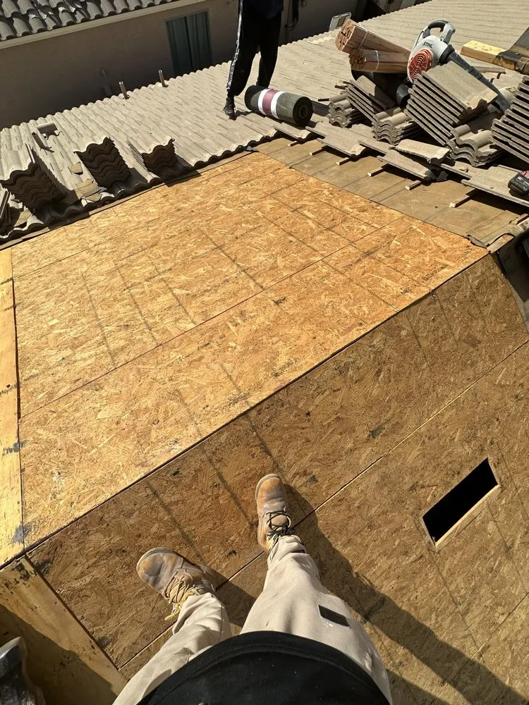 Slide of E&E Roofing