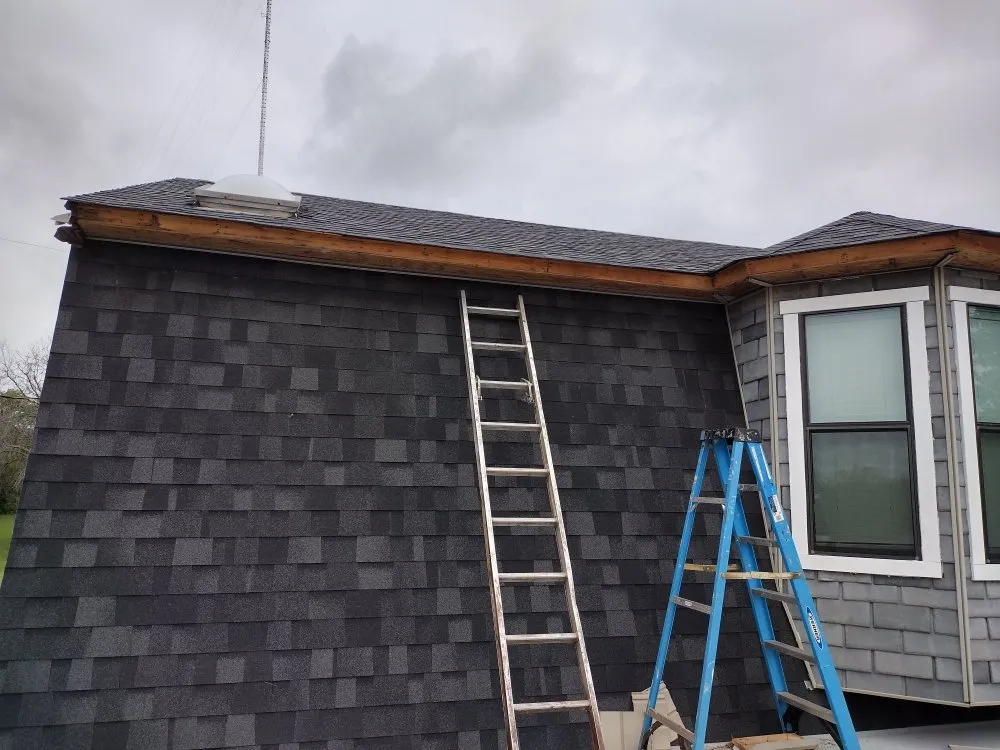 Slide of El Potosino Roofing and Construction