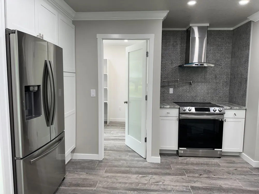 Slide of Elliotts Elite Home Solutions