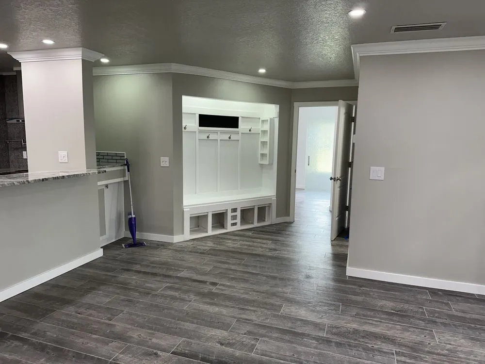 Slide of Elliotts Elite Home Solutions