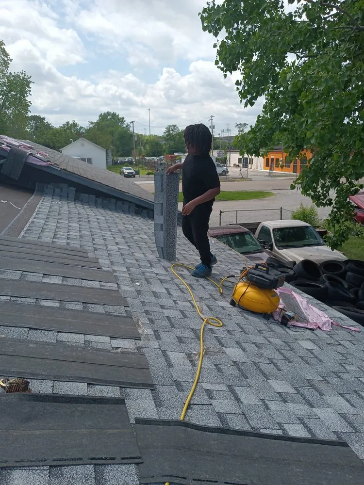 Licensed roof leak repair experts serving East St. Louis, IL - EL's Arts and Crafts