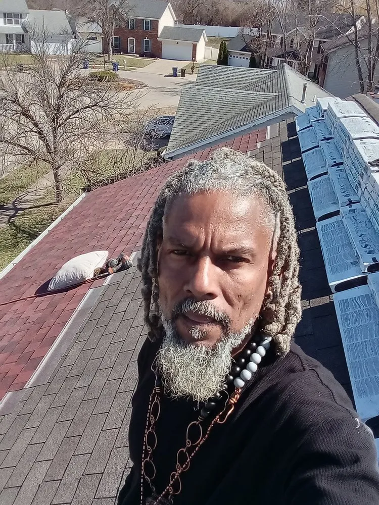 Professional shingle roofing service in East St. Louis, IL - EL's Arts and Crafts