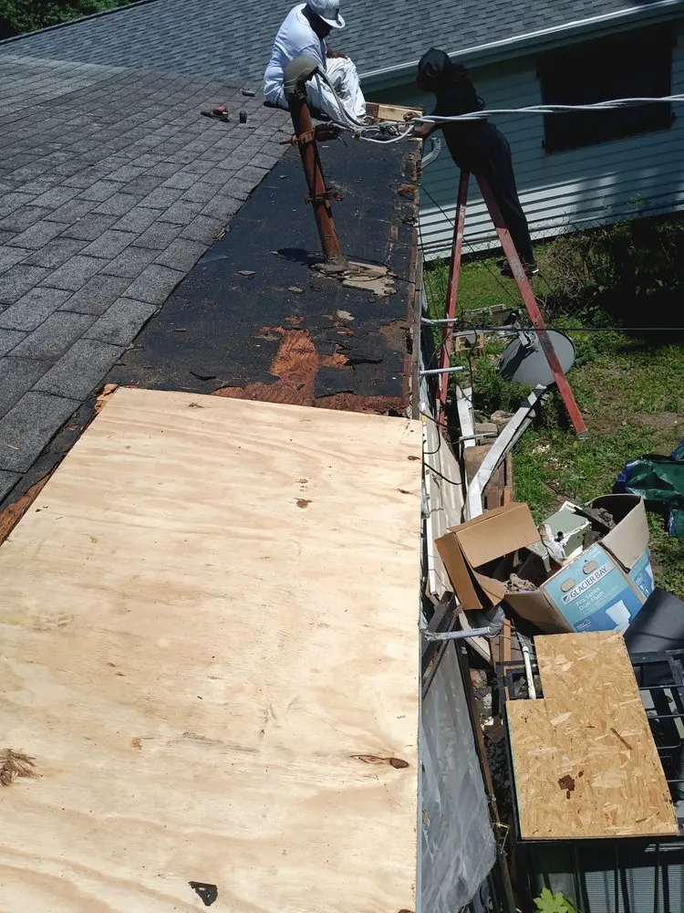 Licensed roof repair experts serving East St. Louis, IL - EL's Arts and Crafts