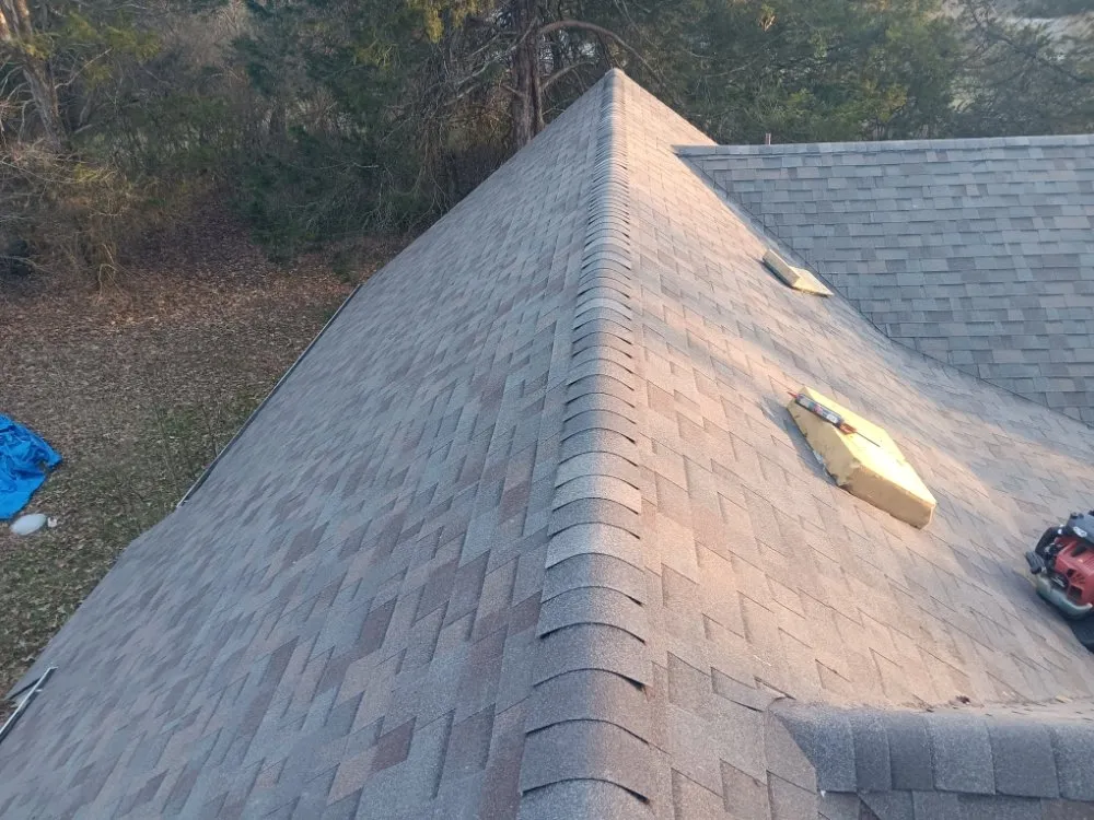 Slide of E&M Roofing