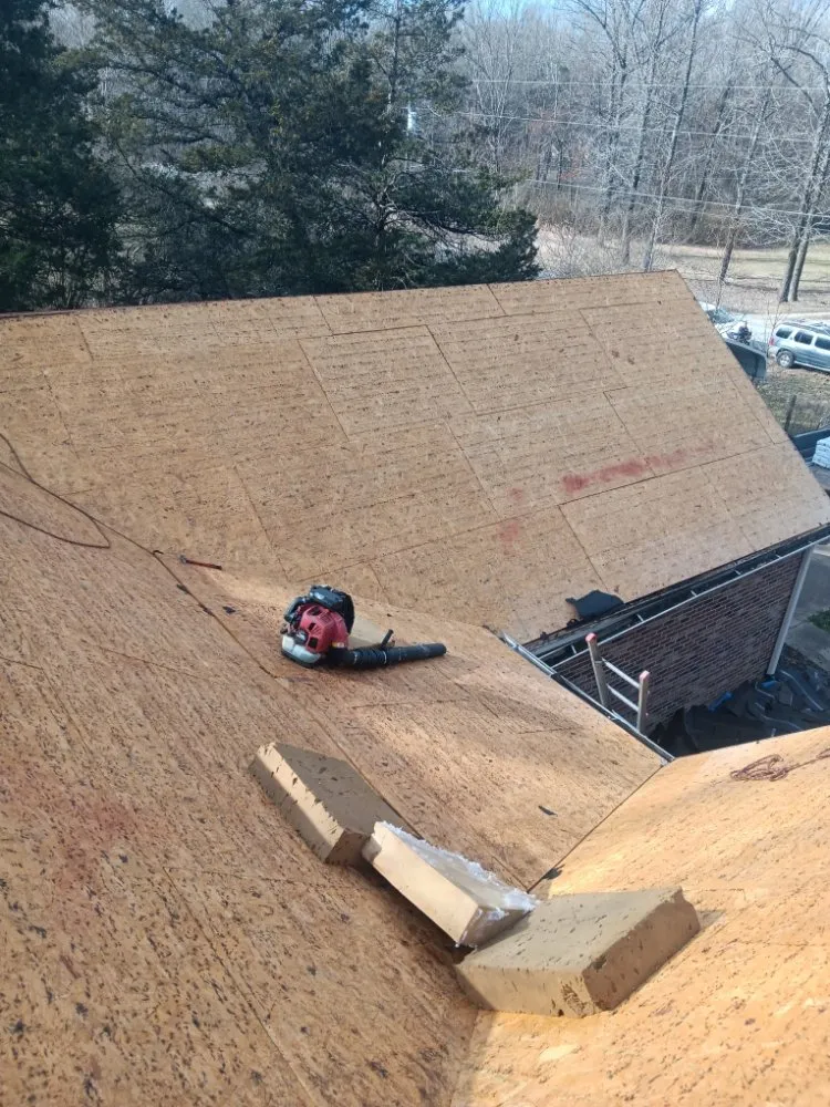 Slide of E&M Roofing