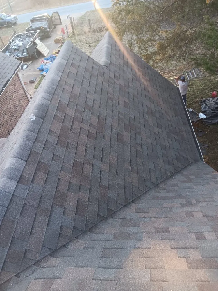 Slide of E&M Roofing