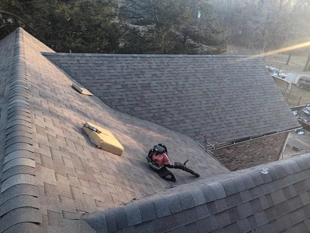 Slide of E&M Roofing