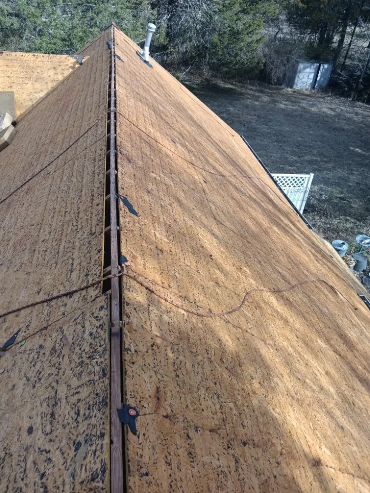 Slide of E&M Roofing