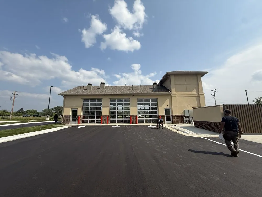 Slide of EMA Seamlees Gutter