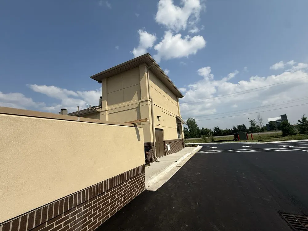 Slide of EMA Seamlees Gutter