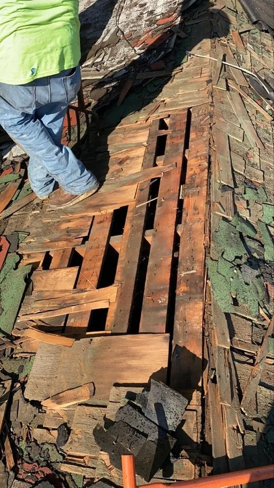 Slide of Expert Roofing Contractors