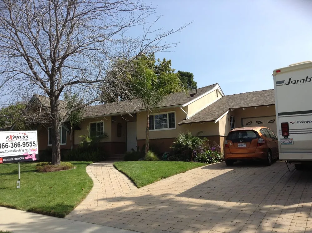 Licensed shingle roofing service for fast service in Tarzana, CA by Express Roofing