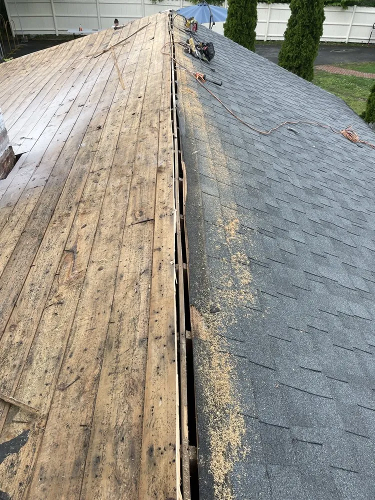 Slide of Falcón Roofing