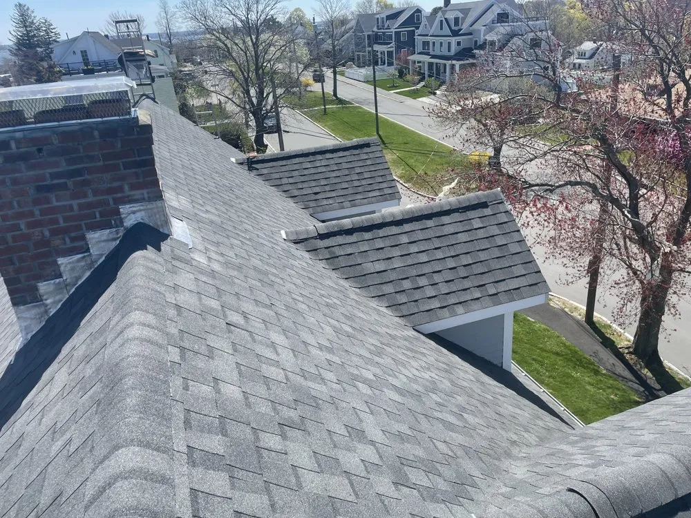 Slide of Falcón Roofing