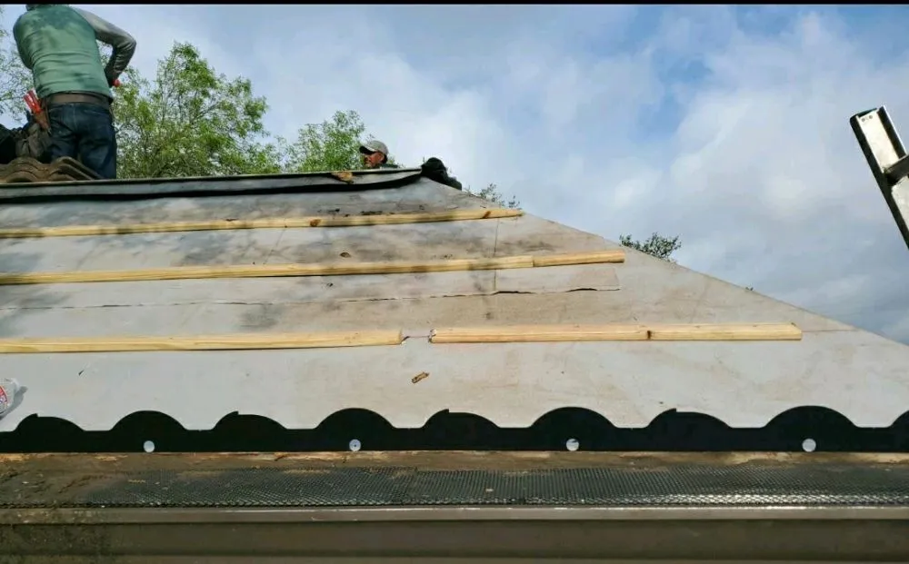 Slide of Freetail Roofing