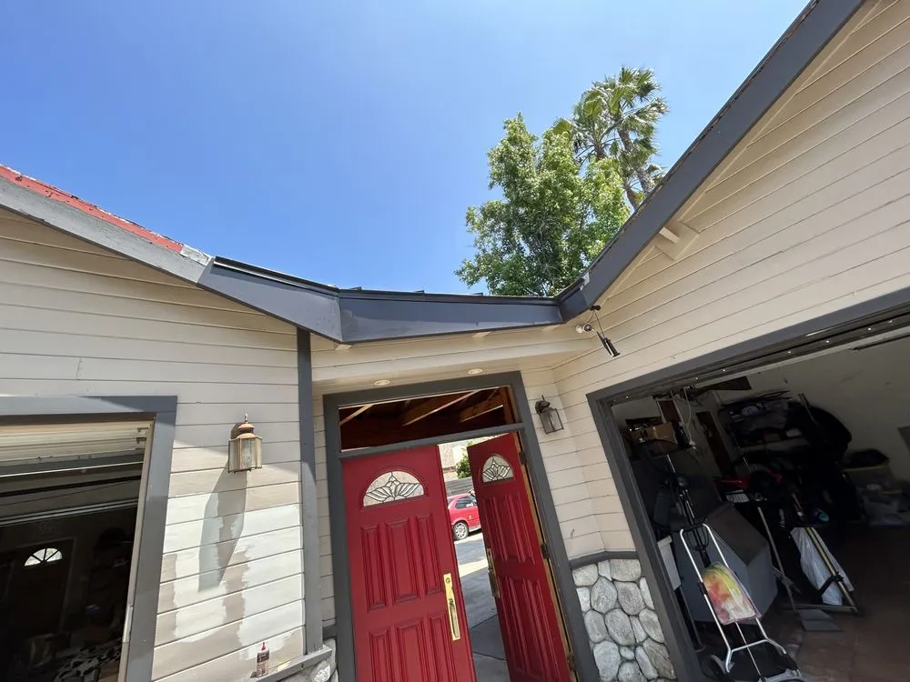 Slide of Geo' Metal  And Gutters