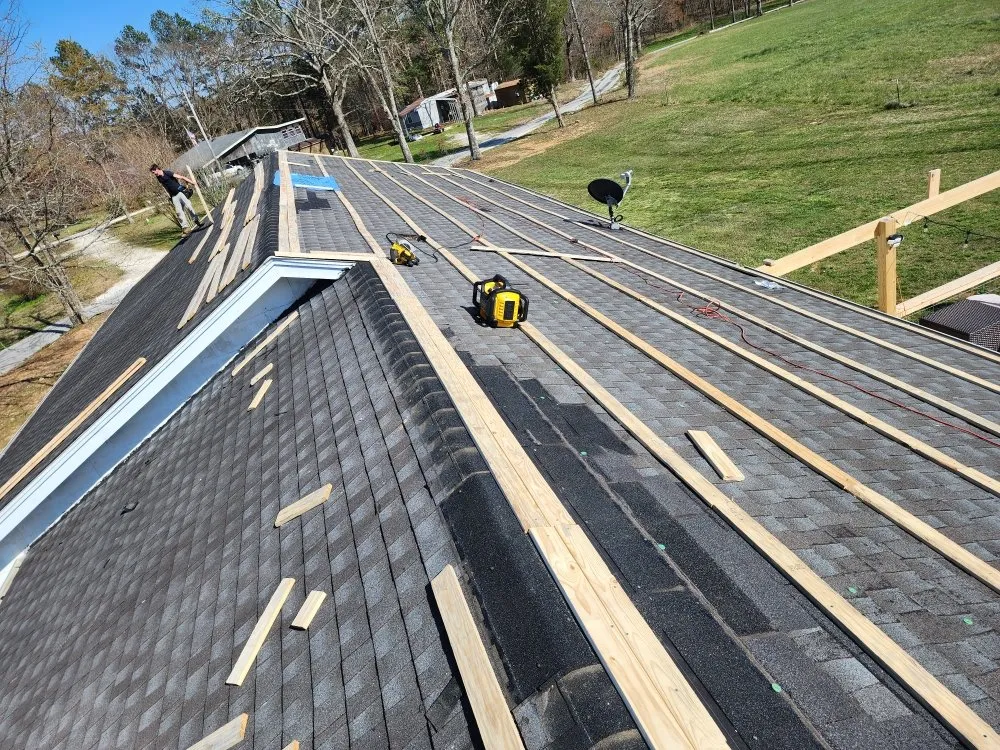 Reliable shingle roofing service for residential properties in Holladay, TN by George's Roofing