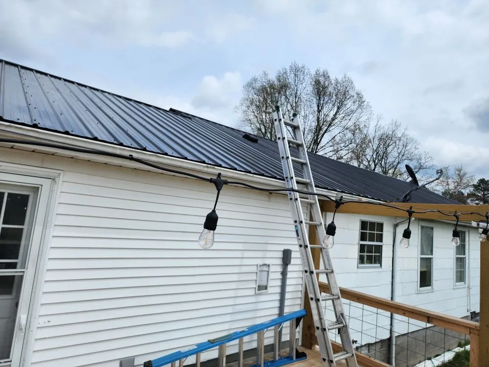 Licensed metal roofing installation in Holladay, TN by George's Roofing