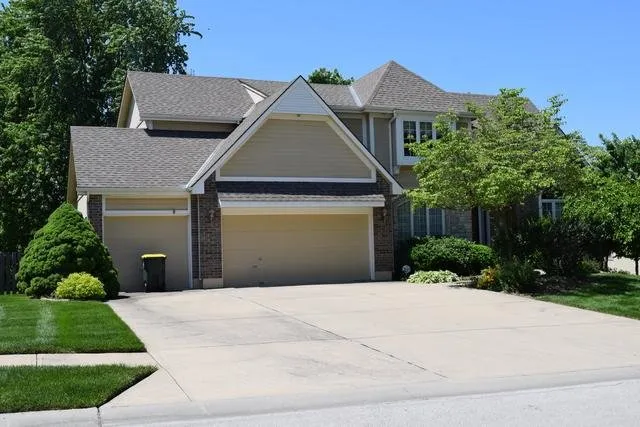 Emergency shingle roofing service in Lee's Summit, MO - G&G Restoration