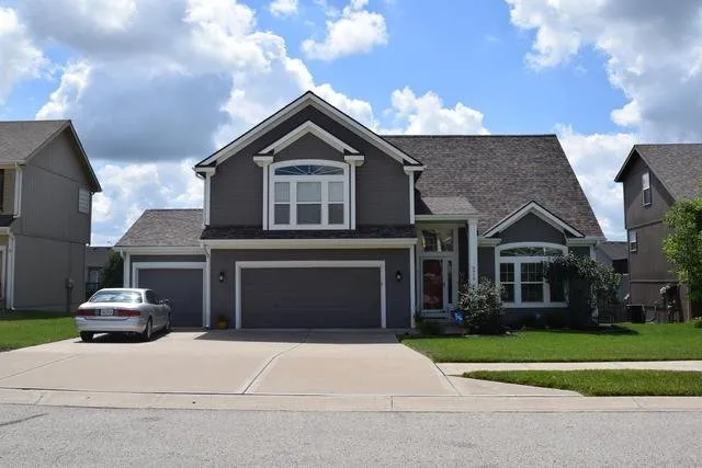 Reliable storm damage roof repair in Lee's Summit, MO - G&G Restoration