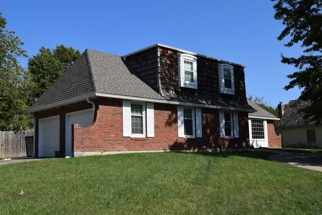 Emergency shingle roofing service for fast service in Lee's Summit, MO by G&G Restoration