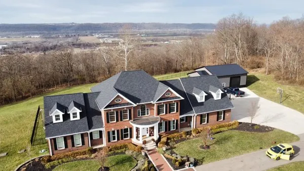 Gold Star Roofing & Restoration Logo