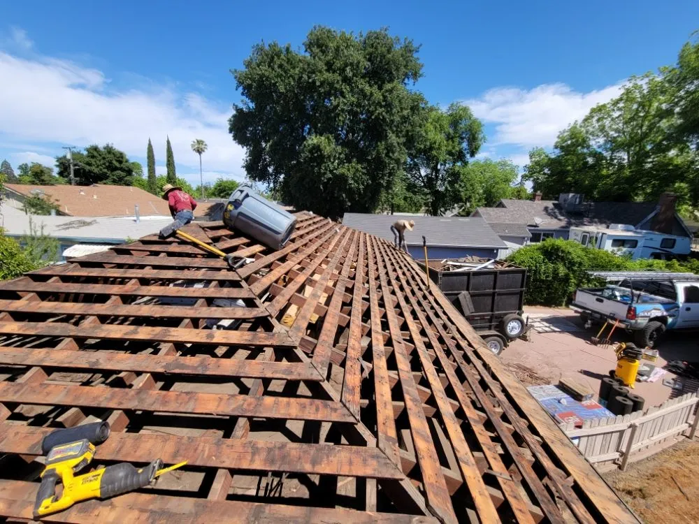 Slide of Gomez Diaz Roofing