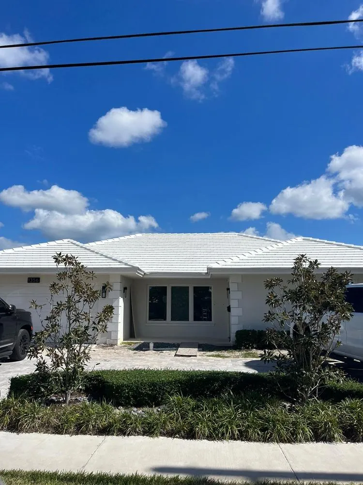Slide of Gomez Roofing
