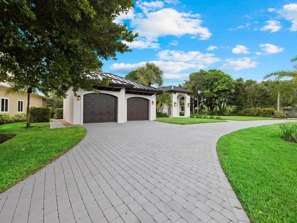 Slide of Gomez Roofing