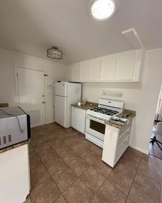 GreenLine Roofing And Construction Logo