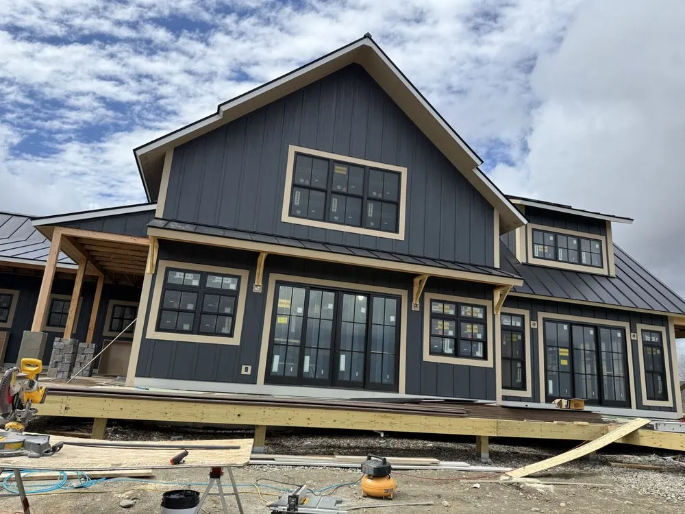 Licensed shingle roofing service experts serving Weybridge, VT - Guayacan Home Improvement
