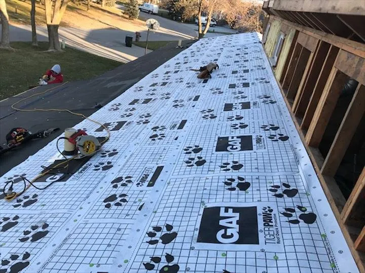 Emergency residential roofing service experts serving Waterloo, NE - H & H Exteriors