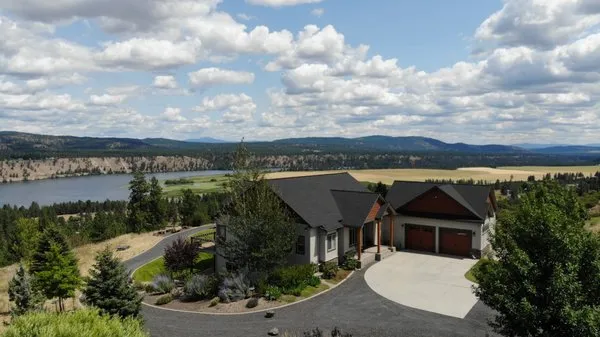 Heritage Roofing & Construction Logo