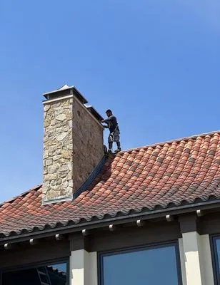 Hernandez Roofing Logo