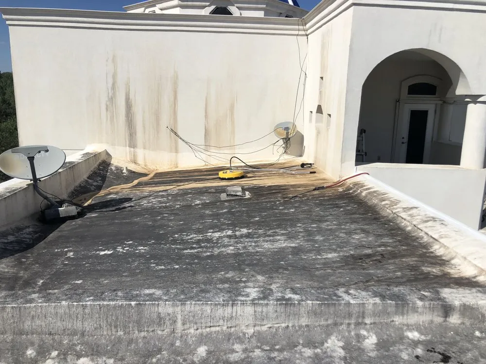 Slide of Hidalgo Roof and Exterior Softwash