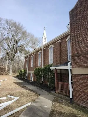 HL Construction and Roofing Logo