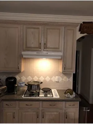 Home & Roofing Expert Logo