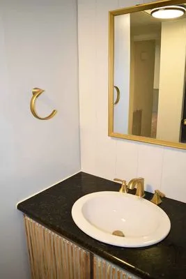 Hunt Home Improvements Logo