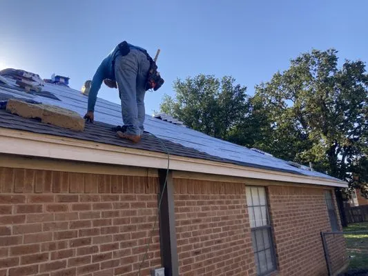 Hunt Roofing & Contracting Logo